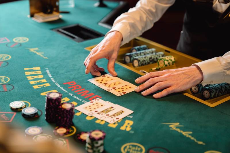 Cách Đọc Thói Quen Đánh Bài Của Người Chơi Cũ 5 Nhớ các mẫu cược theo vị trí bàn